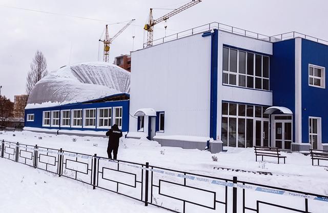 После первого снега в спорткомплексе на Киевщине обрушилась крыша: фото и видео