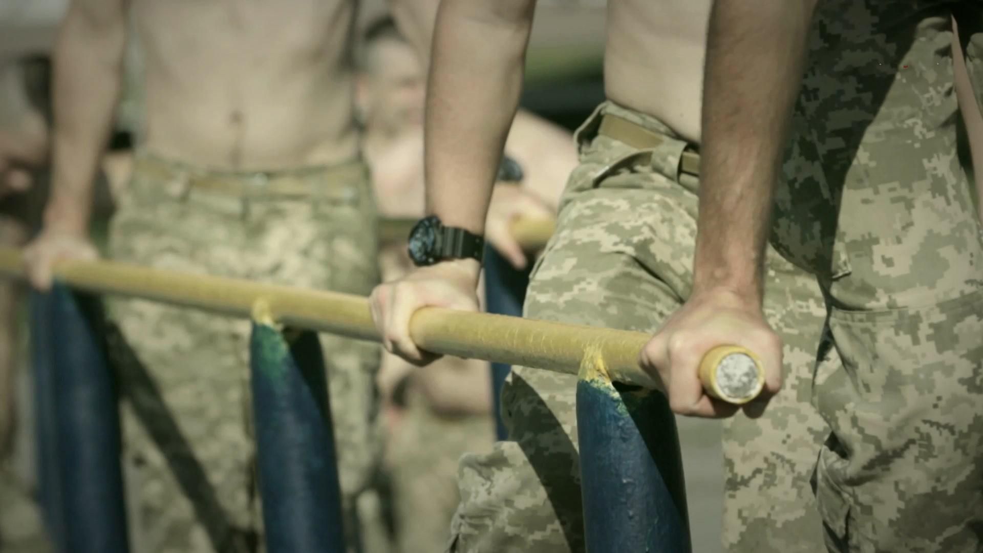 "Не стріляти зі зброї, а володіти нею", тактична медицина, універсальність: як навчають десант "Не стріляти зі зброї, а володіти нею", тактична медицина, універсальність: як навчають десант