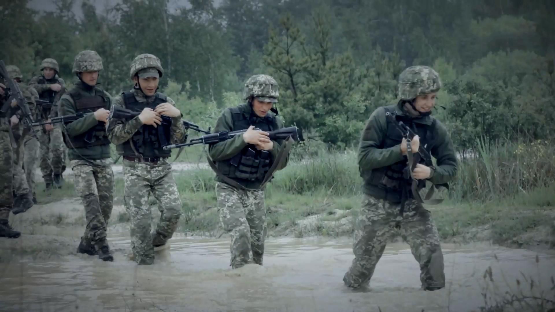 Які пекельні випробування долають солдати під час навчання: вражаючі фото та відео