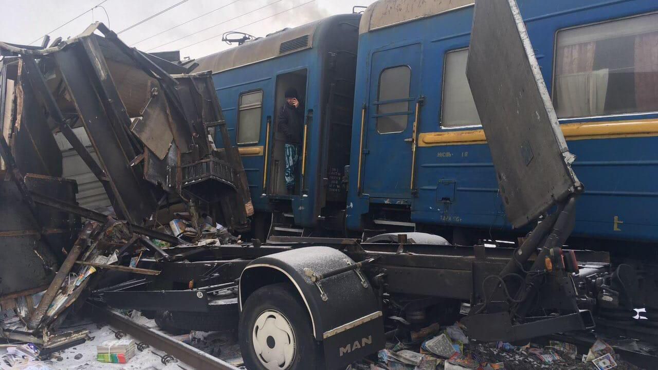 На Харківщині пасажирській потяг протаранив вантажівку: фото вщент розтрощеного авто
