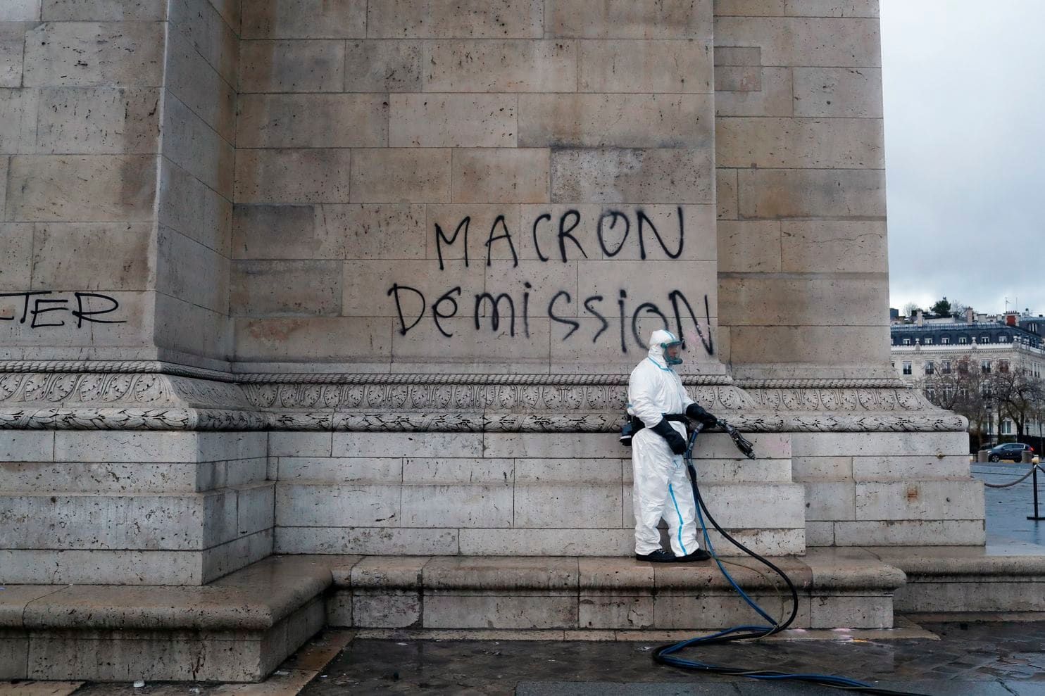 Франция хочет ввести чрезвычайное положение из-за масштабных протестов