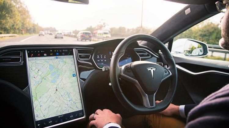 Просто дуже хотів додому: п'яний водій спав за кермом, поки Tesla на автопілоті гнала 110 км/год