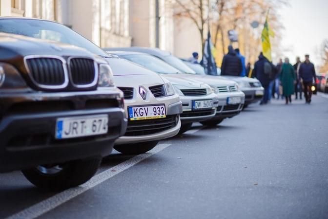 В Україні почали розмитнювати "євробляхи": скільки отримав бюджет України