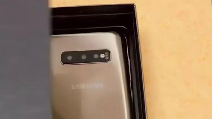 Смартфон Samsung Galaxy S10 засветился на "живых" фото