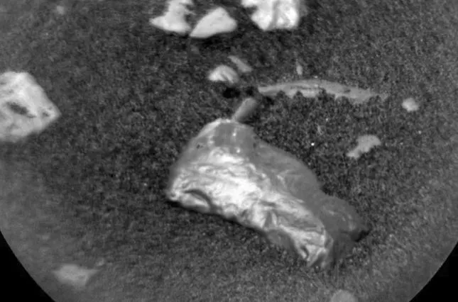 Марсохід виявив загадковий блискучий об'єкт на планеті