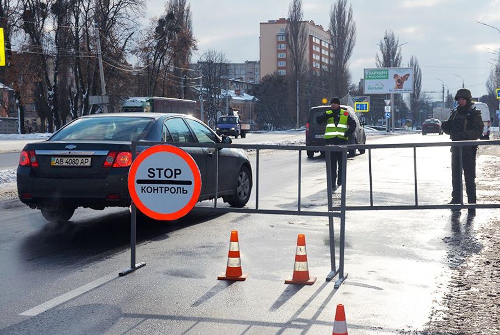 Военное положение в Украине: на въездах в Виннице установили блокпосты Военное положение в Украине: на въездах в Виннице установили блокпосты