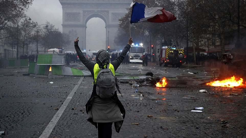 У Парижі оцінили збитки від багатотисячних протестів "жовтих жилетів"