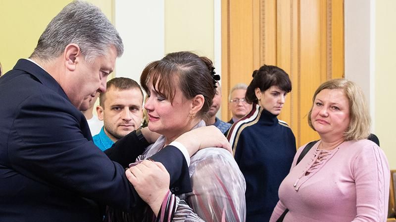 Порошенко зустрівся з сім'ями затриманих окупантами українських моряків Порошенко зустрівся з сім'ями затриманих окупантами українських моряків