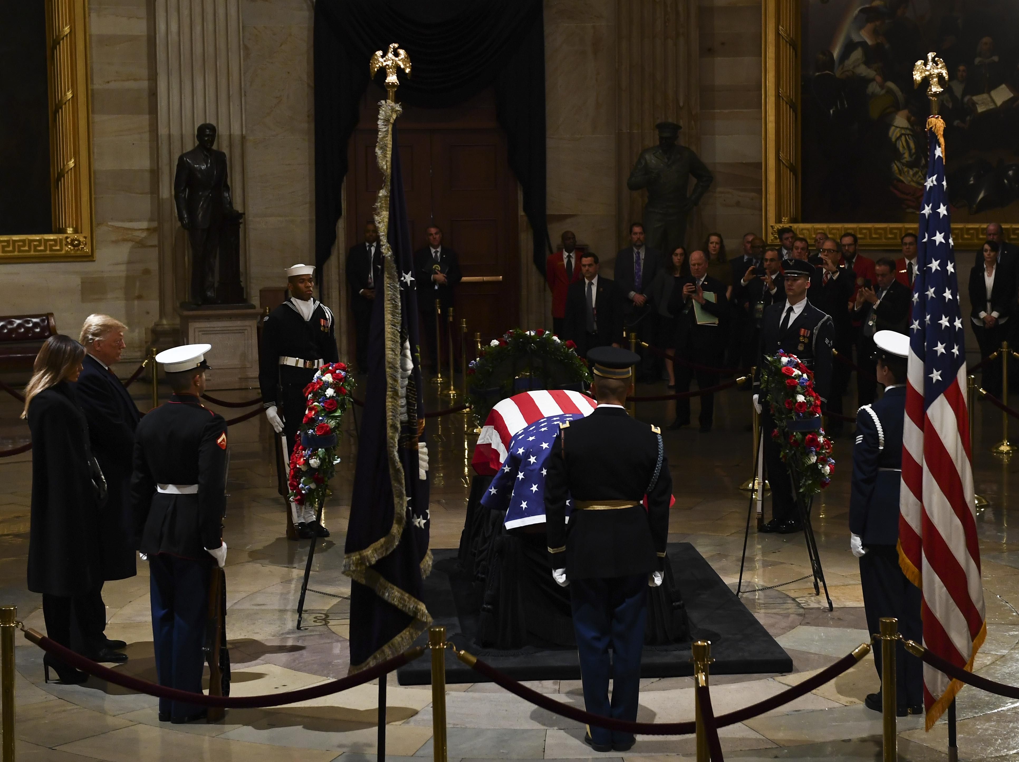 В Вашингтоне проходит церемония прощания с Джорджем Бушем-старшим: фото и видео