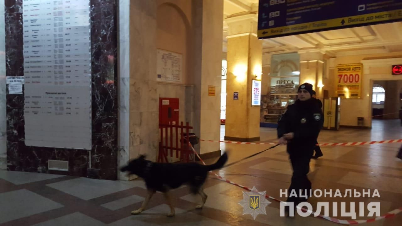 В Одессе на вокзале эвакуировали полтысячи человек из-за подозрительной сумки В Одессе на вокзале эвакуировали полтысячи человек из-за подозрительной сумки