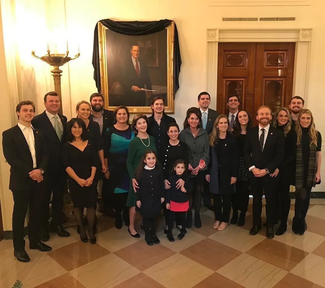 Лора Буш з сім'єю Лора Буш з сім'єю