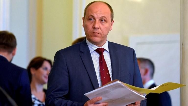 Бюджет-2019: спикер Верховной Рады Парубий подписал документ Бюджет-2019: спикер Верховной Рады Парубий подписал документ