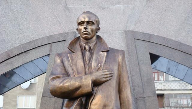 Народні депутати пропонують повернути Бандері звання Героя України Народні депутати пропонують повернути Бандері звання Героя України