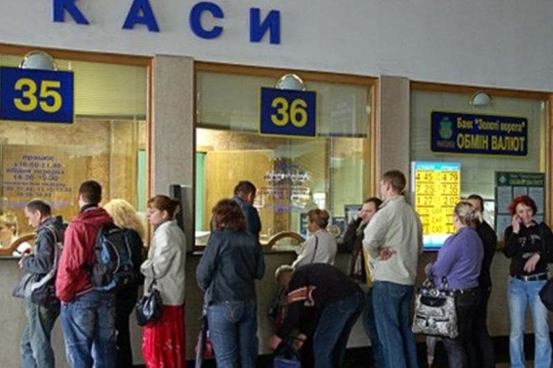 Проблемы с онлайн-покупками билетов на поезда: "Укрзализныця" продлила работу касс