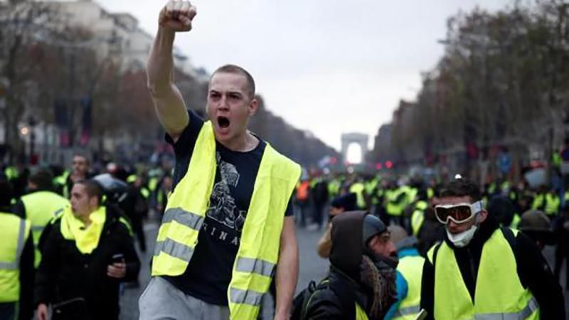 Протести у Франції: уряд остаточно пішов на поступки "жовтим жилетам"