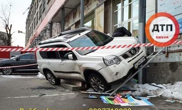 В Киеве неизвестные устроили перестрелку: фото и видео с места инцидента В Киеве неизвестные устроили перестрелку: фото и видео с места инцидента