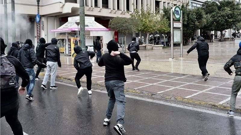 В Греции на митинге подростки забросали полицию коктейлями Молотова: фото и видео