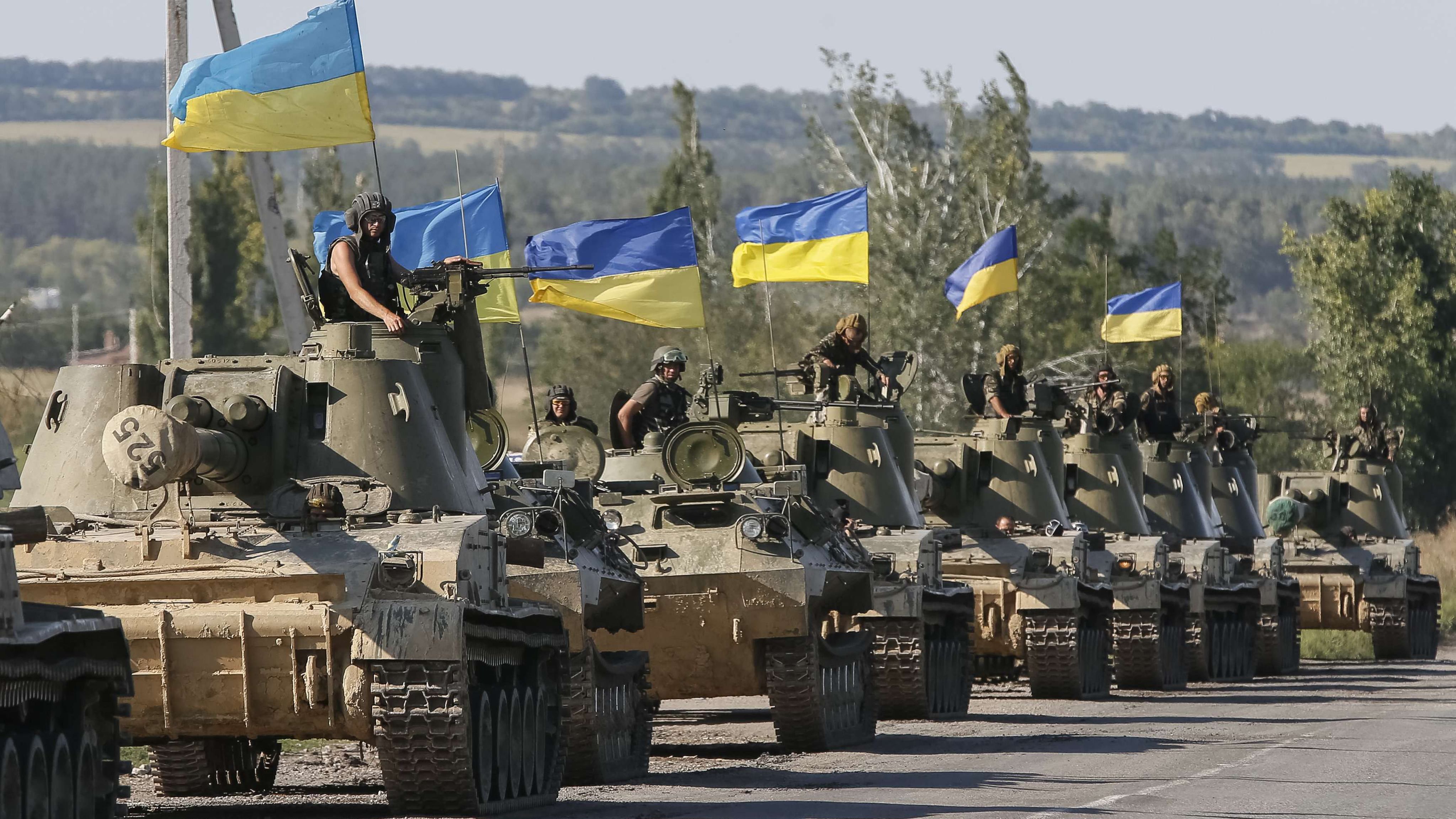 Окупований Луганськ обклеїли жовто-блакитними вітаннями до Дня ЗСУ: фото