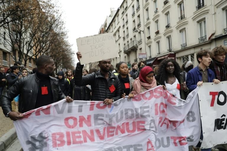 Во Франции правоохранители задержали более 700 школьников и студентов Во Франции правоохранители задержали более 700 школьников и студентов