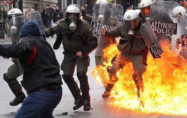 В Греции мирная акция превратилась в столкновения с полицией: есть пострадавшие