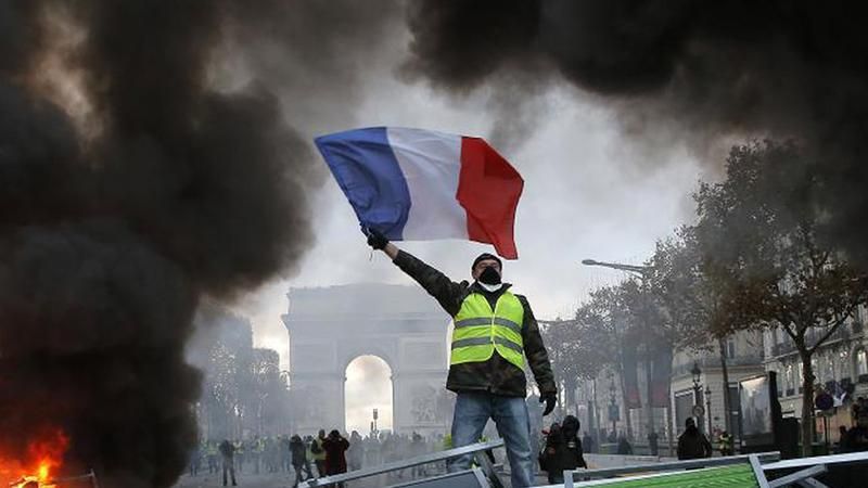Протесты во Франции: из-за "желтых жилетов" закроют Эйфелеву башню и Лувр