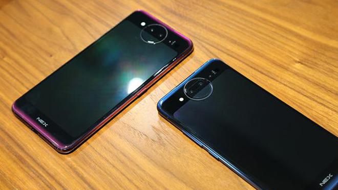Невероятный смартфон Vivo Nex Dual Screen "засветился" на фото и видео Невероятный смартфон Vivo Nex Dual Screen "засветился" на фото и видео