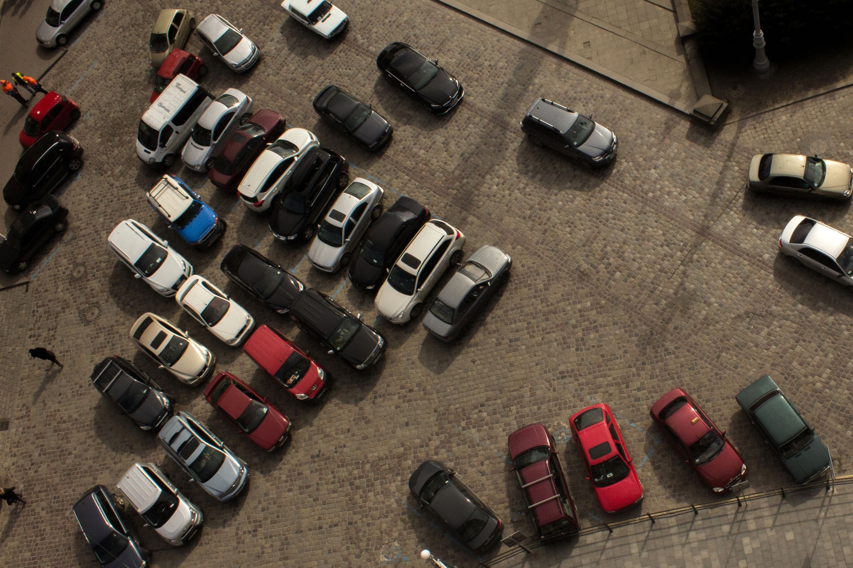 Открытые парковки внутри небольших ЖК теперь под запретом: как их заменят Открытые парковки внутри небольших ЖК теперь под запретом: как их заменят