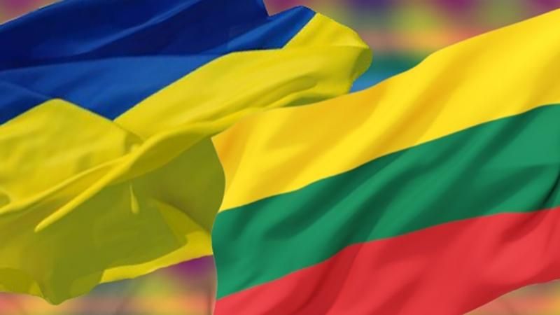 В Киеве подняли флаги ВМС и Литвы в поддержку военнопленных украинских моряков