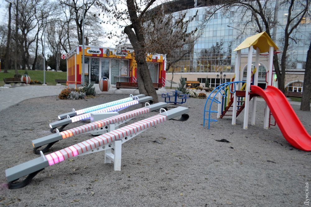 В Одесі спалахнув скандал через російські гойдалки за 4,7 мільйона гривень В Одесі спалахнув скандал через російські гойдалки за 4,7 мільйона гривень