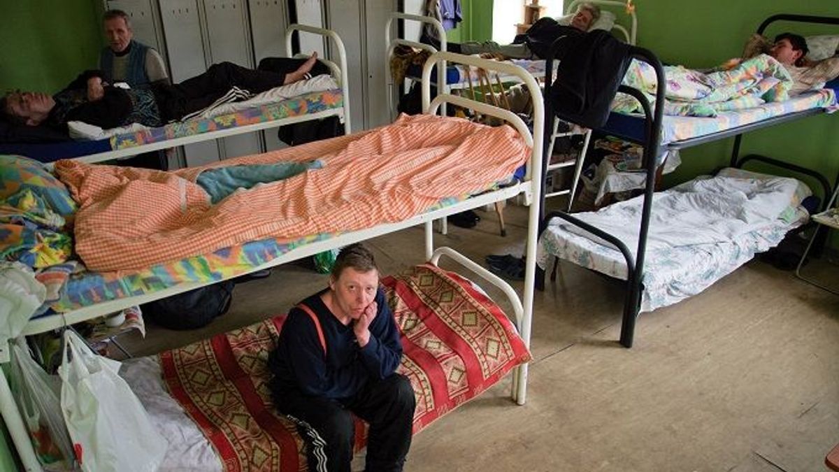 Луганчане ради украинских выплат готовы на все – даже спать в грязных ночлежках