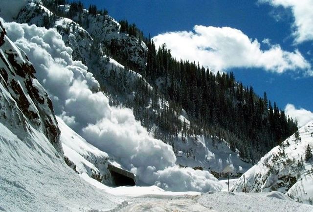 Надзвичайники попередили про сходження снігових лавин у Карпатах Надзвичайники попередили про сходження снігових лавин у Карпатах