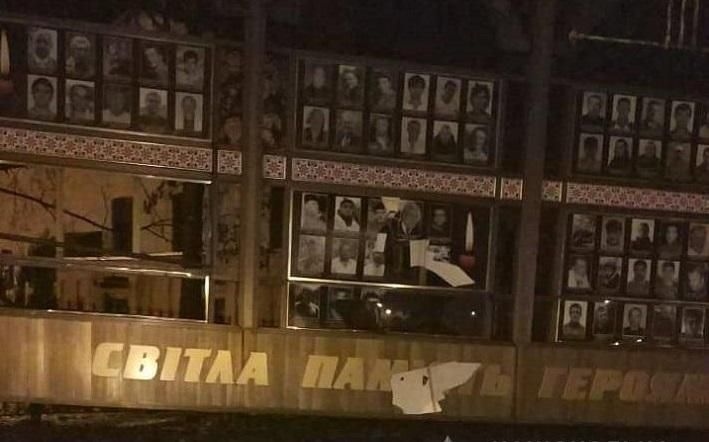 У Хмельницькому хулігани пошкодили меморіал героїв Небесної сотні та воїнів АТО: обурливі фото