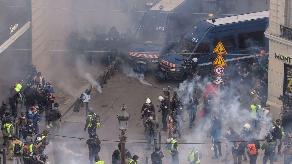 Протести в Парижі: поліція застосувала газ проти демонстрантів, на вулиці вивели БТРи