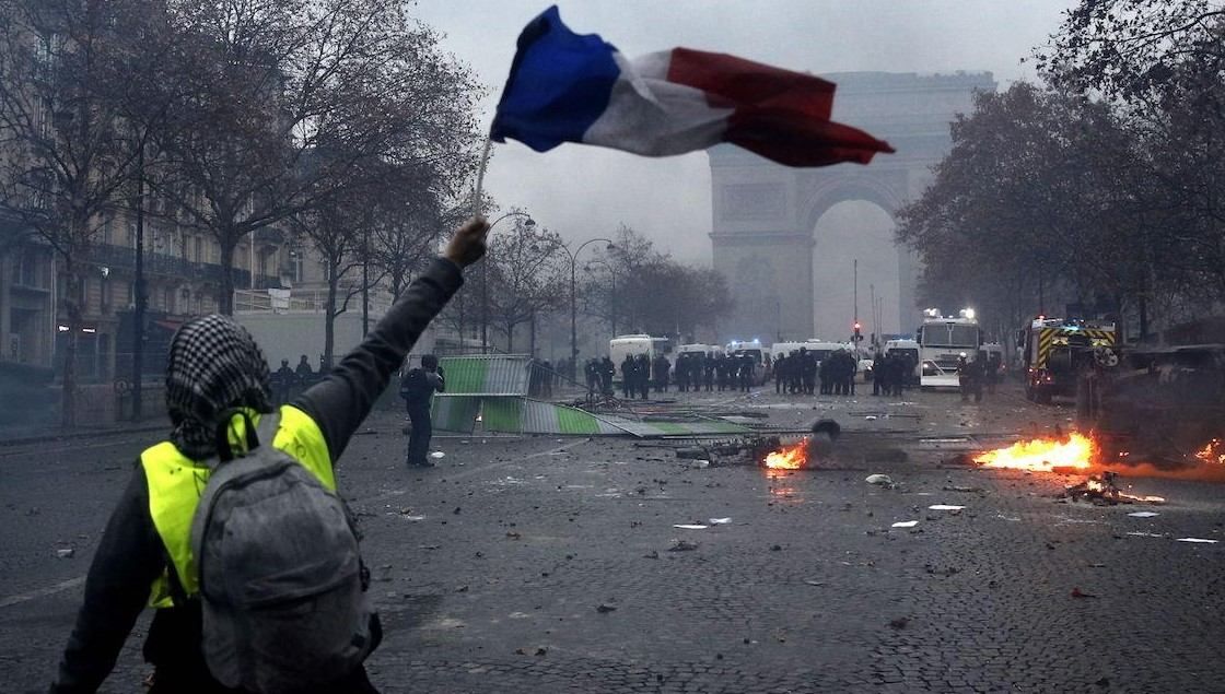 Чорний дим та перші барикади: фото і відео з французької столиці, охопленої протестами