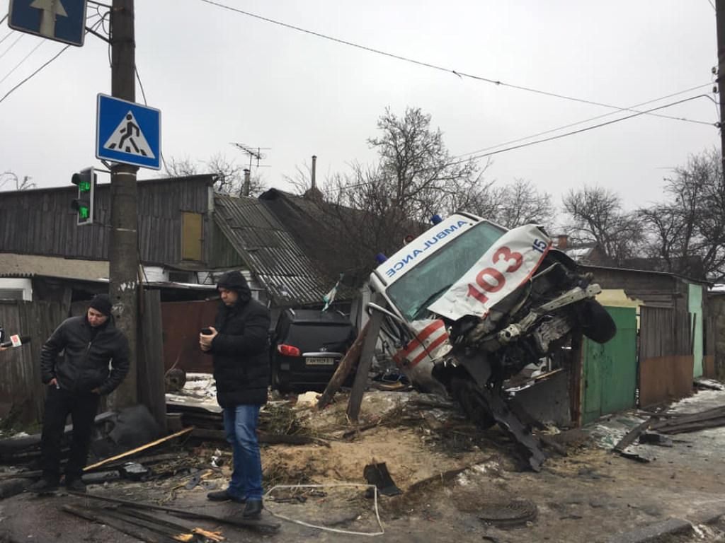 В Житомирі "швидка" зіткнулась з позашляховиком: багато постраждалих