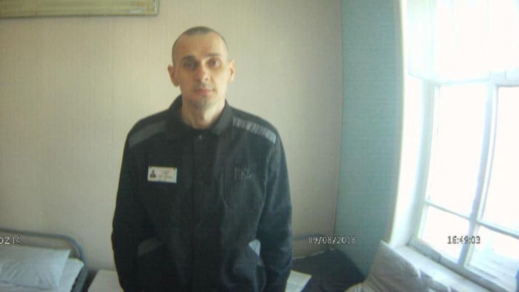 "Лучше выглядит, набирает вес": друг Сенцова рассказал о состоянии политзаключенного "Лучше выглядит, набирает вес": друг Сенцова рассказал о состоянии политзаключенного