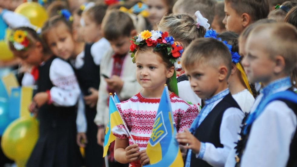Якою мовою здобуває освіту більшість школярів в Україні