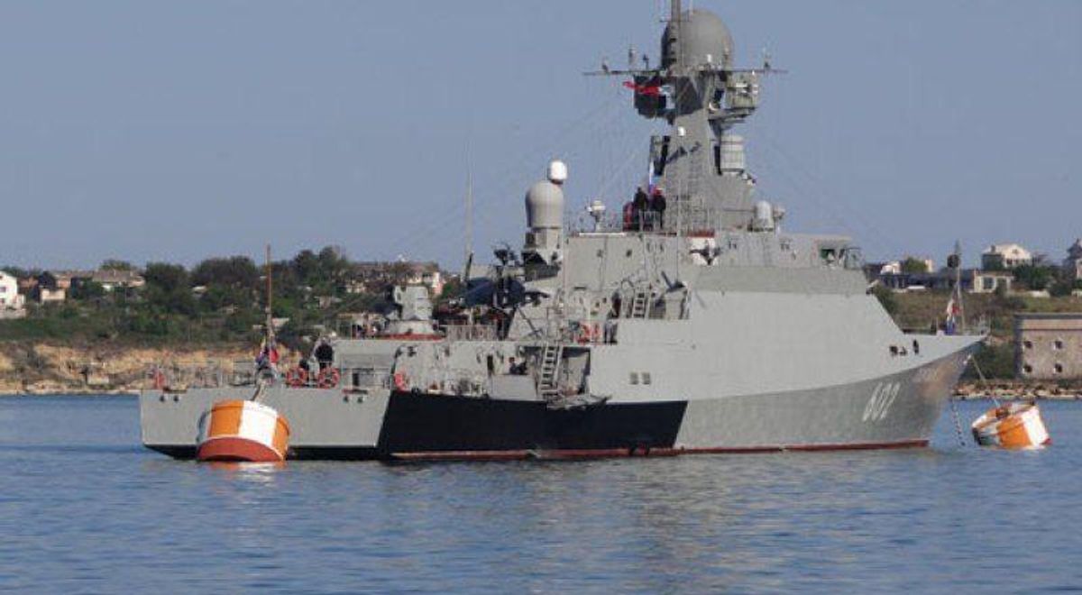 Россия перебросила в оккупированный Крым новый военный корабль: видео Россия перебросила в оккупированный Крым новый военный корабль: видео