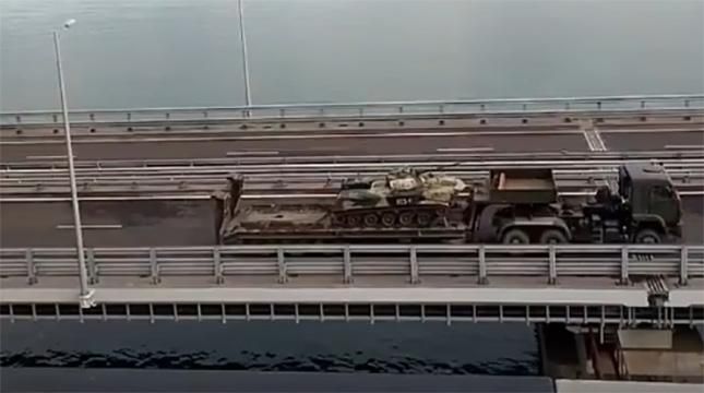 На Кримському мосту помітили колону військової техніки РФ: відео На Кримському мосту помітили колону військової техніки РФ: відео