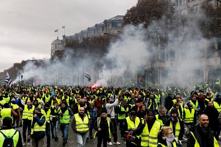 Протести у Франції: як "жовті жилети" випробовують владу на міцність