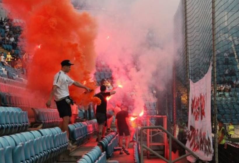 В Одессе правоохранители избили ультрас за патриотический баннер – волонтер В Одессе правоохранители избили ультрас за патриотический баннер – волонтер