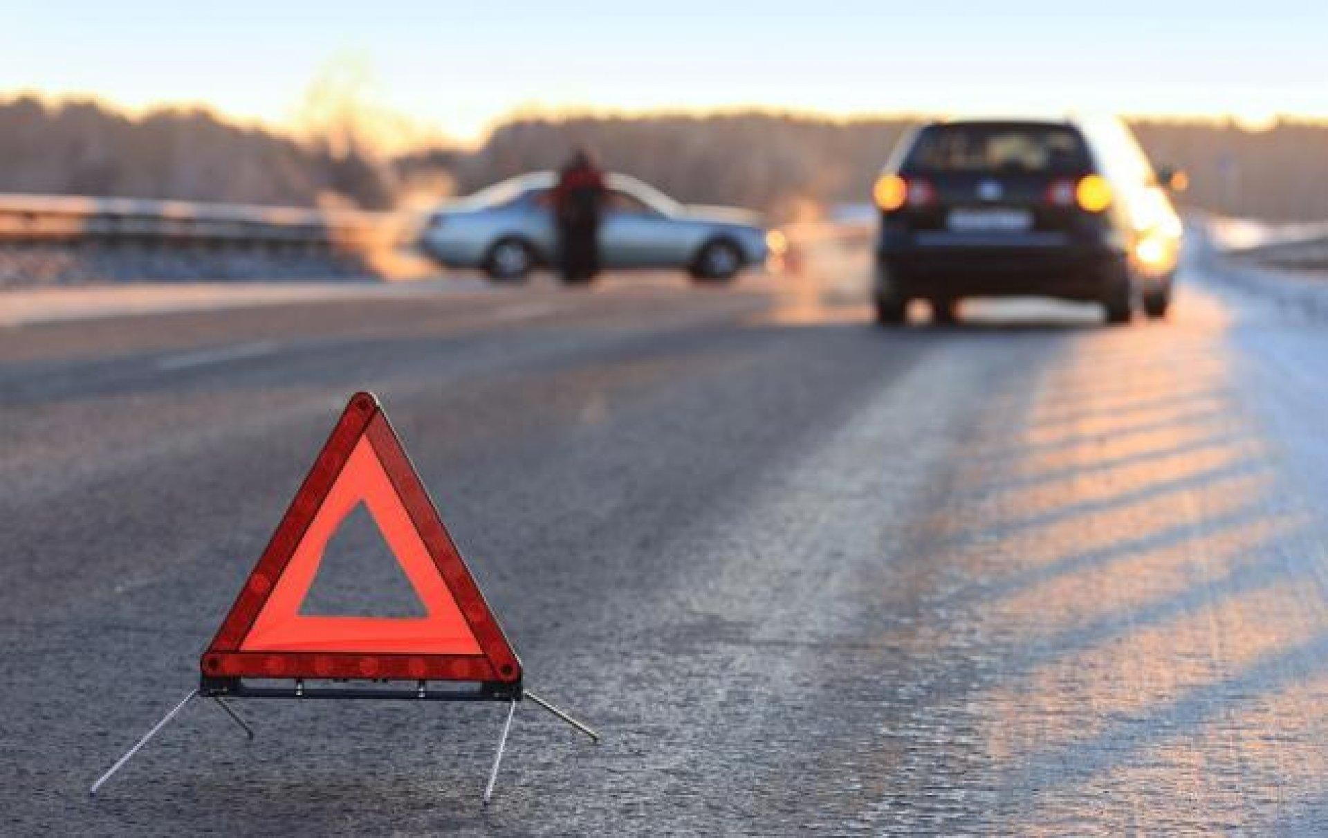 У Маріуполі авто в'їхало в зупинку громадського транспорту: є постраждалі