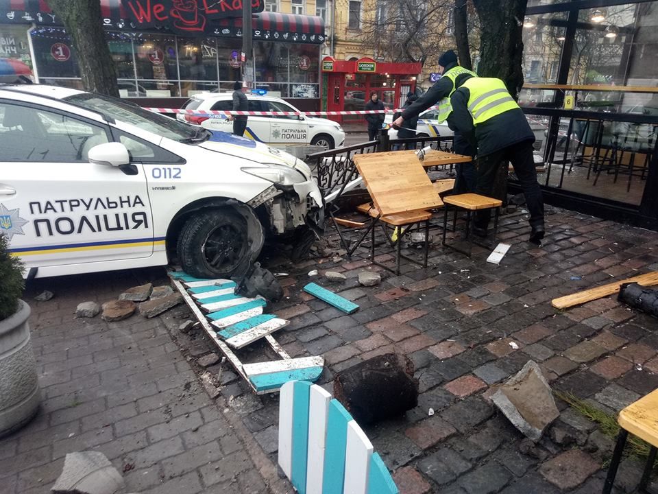 У Києві автомобіль поліції врізався у кафе: фото, відео