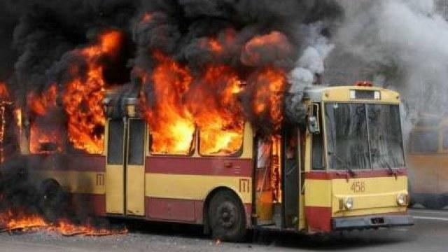 У Харкові на ходу загорівся тролейбус із людьми: фото У Харкові на ходу загорівся тролейбус із людьми: фото