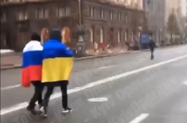 У Києві влаштували провокацію з прапорами України та Росії: відео