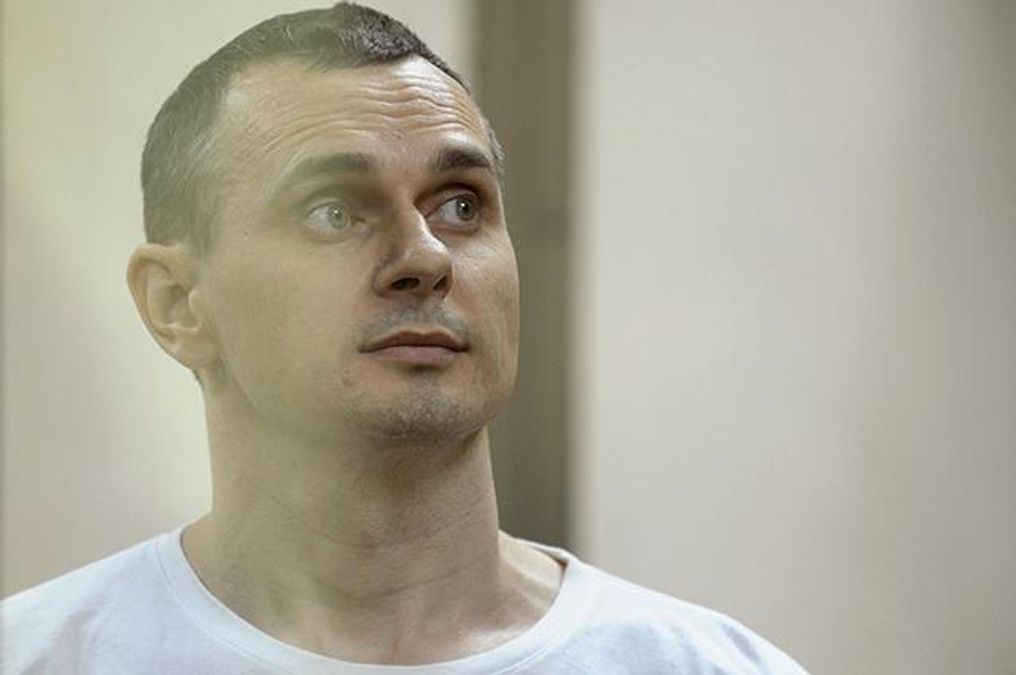 Сенцову вже 3 тижні не віддають посилку з теплими речами та продуктами Сенцову вже 3 тижні не віддають посилку з теплими речами та продуктами