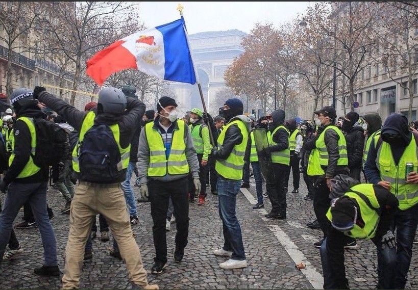 Катастрофа для французской экономики: во что вылились протесты "желтых жилетов"