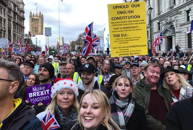 В Лондоне устроили масштабный митинг за Brexit: яркие фото