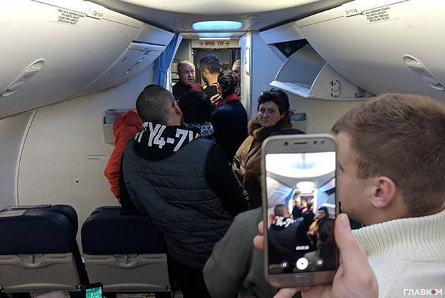 Авария в Борисполе 9 декабря 2018 - фото повреждений самолета после аварии 