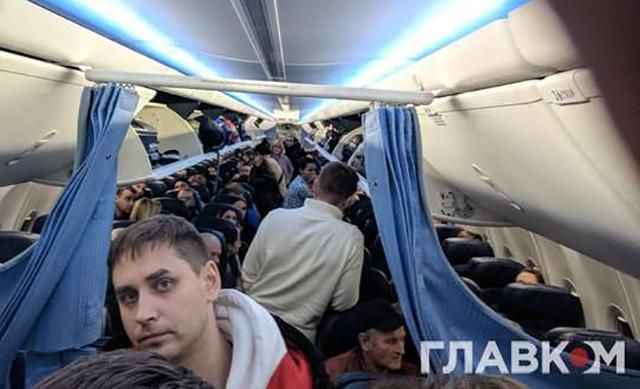 В аэропорту "Киев" экстренно сел самолет: пассажиров долго не выпускали из салона